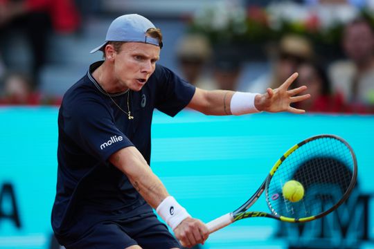 Toptennisser Jesper de Jong traint op zeer bijzondere locatie: 'Maar ben nog steeds niet de grootste fan'