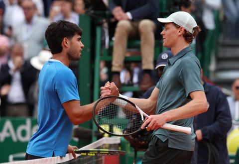Jannik Sinner steunt rivaal Carlos Alcaraz na pijnlijke afzegging Roland Garros: 'Tennis is veel beter met hem erbij'