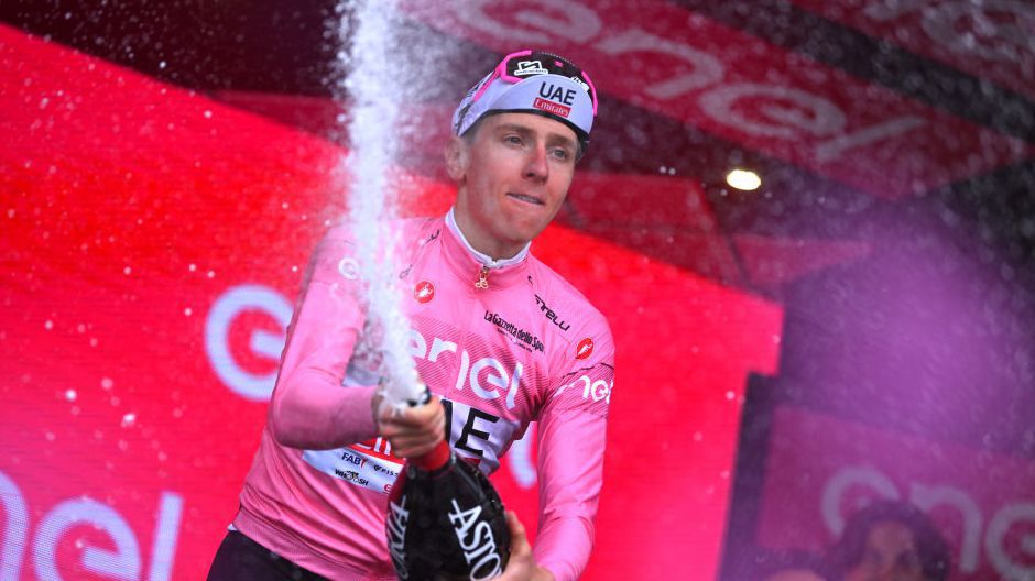 Giro d'Italia, etappe 20 | Tadej Pogacar domineert weer, organisatie waarschuwt fans: 'Gooi geen fakkels'
