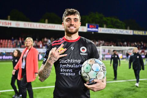 Troy Parrott in de wolken na zijn eerste hattrick ooit: 'Ik vond mijn eerste goal absoluut de mooiste'