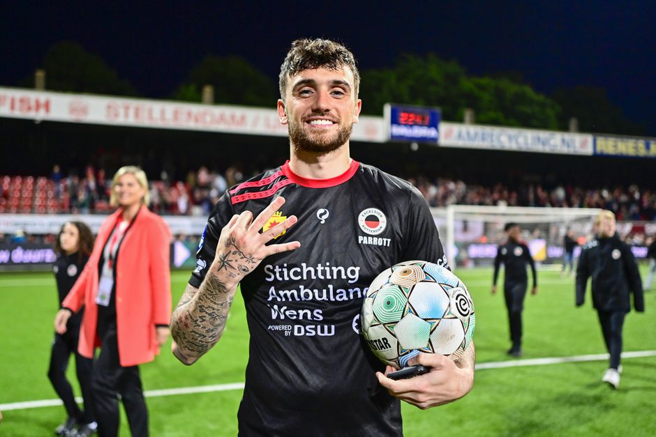 Troy Parrott in de wolken na zijn eerste hattrick ooit: 'Ik vond mijn eerste goal absoluut de mooiste'