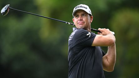 Golfer doet in Antwerpen zijn shirt uit en trakteert fans op zijn 'dad bod'