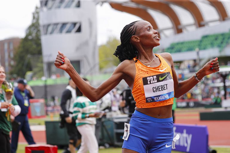 Sifan Hassan is gewaarschuwd: Beatrice Chebet verbreekt wereldrecord 10.000 meter en gaat naar Olympische Spelen