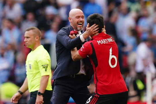 Erik ten Hag wuift kritiek weg na winst FA Cup: 'Toen ik hier kwam, was het een rotzooi'
