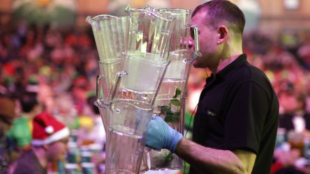PDC stelt alcoholboetes in: 'Darters verbergen drank in waterflesjes'