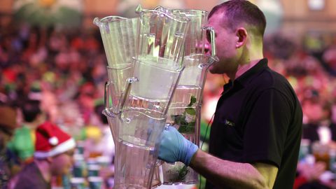 PDC stelt alcoholboetes in: 'Darters verbergen drank in waterflesjes'