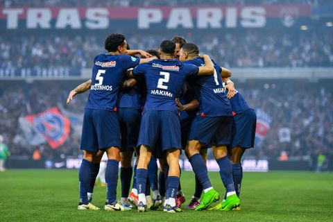 Kylian Mbappé neemt met een glimlach afscheid van Paris Saint-Germain dankzij nieuwe prijs