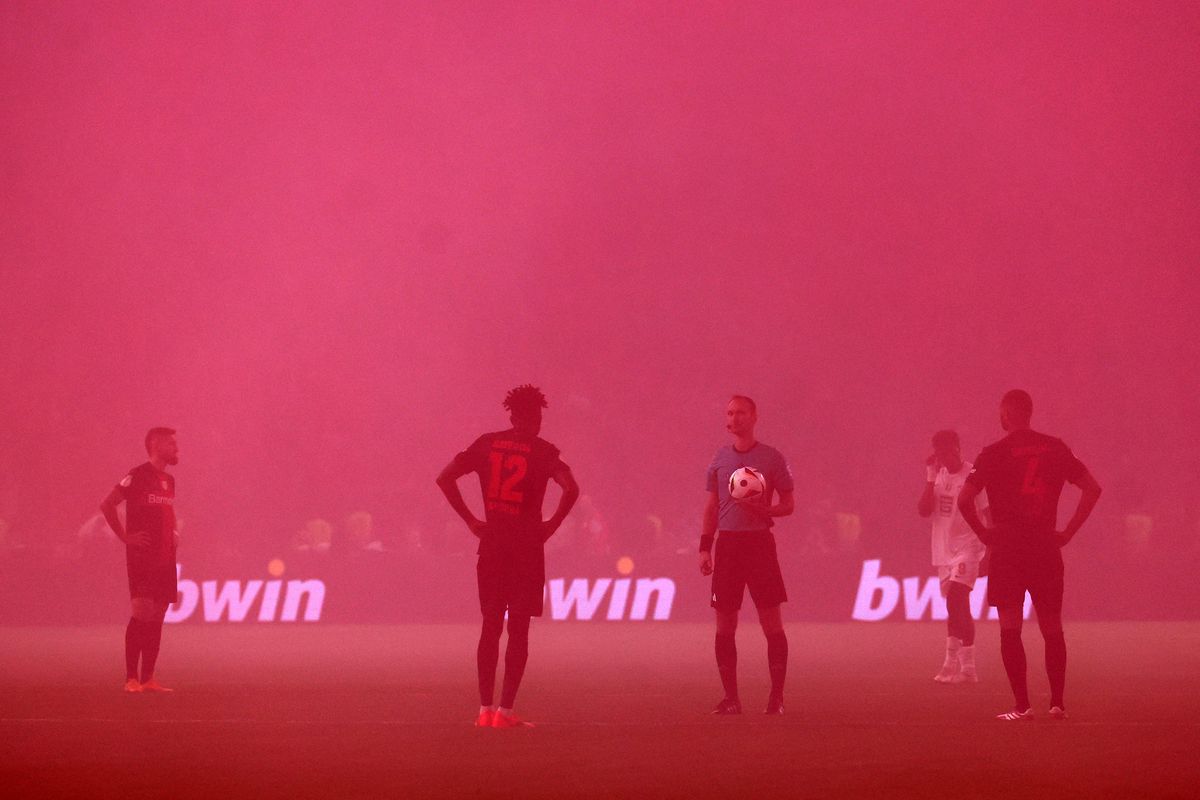 Bekerfinale in Duitsland wordt ontsierd door vuurwerk: Bayer Leverkusen schiet droom van stuntploeg Kaiserslautern aan diggelen