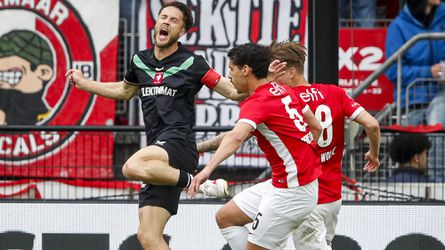 Ophef om discutabele momenten bij AZ - FC Twente: 'Hij krijgt toch gewoon een tik?'
