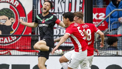 Ophef om discutabele momenten bij AZ - FC Twente: 'Hij krijgt toch gewoon een tik?'