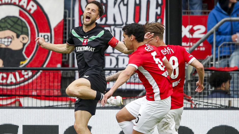 Ophef om discutabele momenten bij AZ - FC Twente: 'Hij krijgt toch gewoon een tik?'