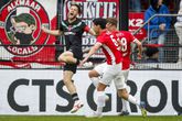 Ophef om discutabele momenten bij AZ - FC Twente: 'Hij krijgt toch gewoon een tik?'