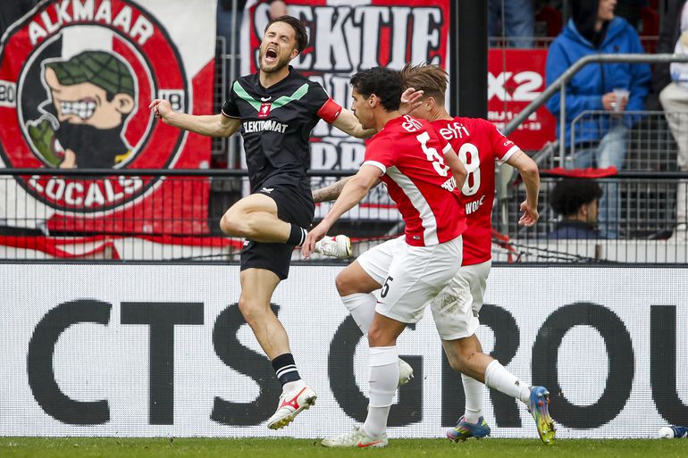 Ophef om discutabele penalty bij AZ - FC Twente: 'Hij krijgt toch gewoon een tik?'