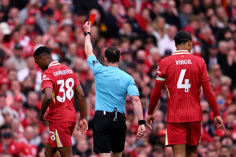Drama voor Ryan Gravenberch: rode kaart gooit roet in kampioensfeest Liverpool