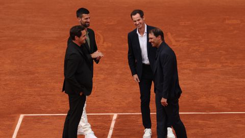 Huilende Rafael Nadal wordt compleet verrast door 'oude vijanden' bij memorabel eerbetoon op Roland Garros: 'Het betekent heel veel voor me'