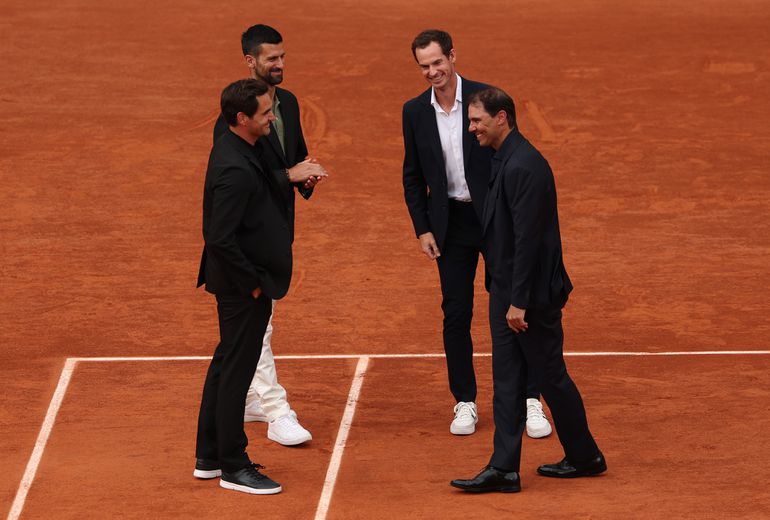 Huilende Rafael Nadal wordt compleet verrast door 'oude vijanden' bij memorabel eerbetoon op Roland Garros: 'Het betekent heel veel voor me'