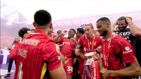 Ryan Gravenberch sloopt Premier League-beker bij huldiging Liverpool en slaat zichzelf voor z'n kop