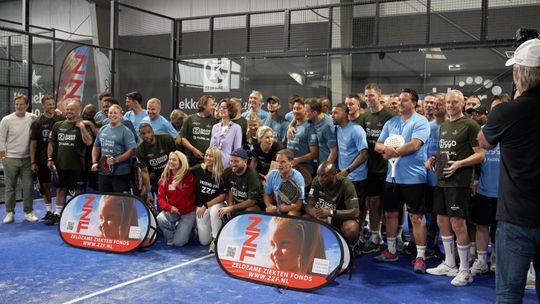 Voetballegendes als Rafael van der Vaart en Marco van Basten stelen de show bij bijzonder padelevent: 'Echt bizar gevoel voor de bal'