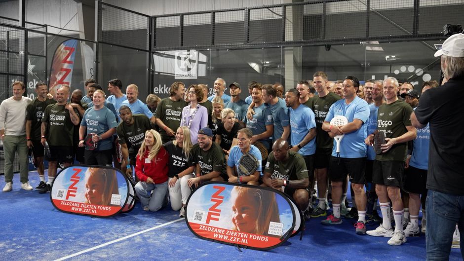 Voetballegendes als Rafael van der Vaart en Marco van Basten stelen de show bij bijzonder padelevent: 'Echt bizar gevoel voor de bal'