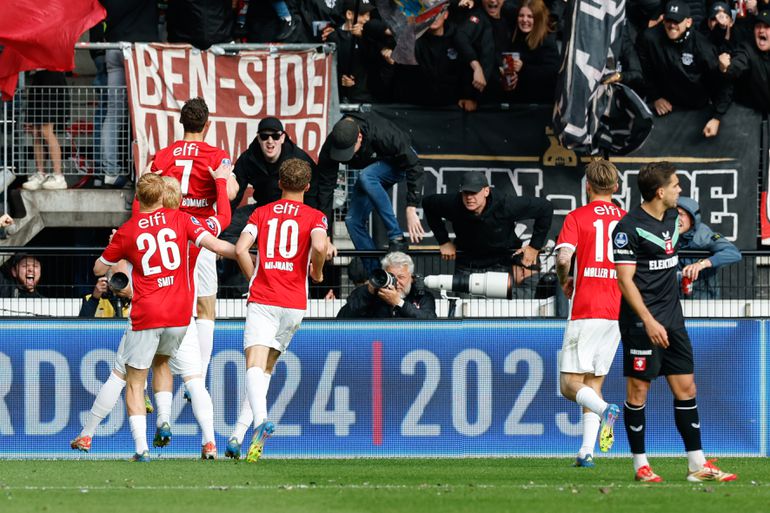 FC Twente geeft het helemaal weg: AZ na sensationele comeback Europa in