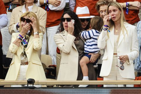 De mooiste beelden van het Roland Garros-afscheid van Rafael Nadal: huilende familie én zoontje pakken spotlights