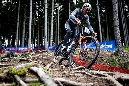 Gebutste Mathieu van der Poel beleeft dramatische comeback op de mountainbike