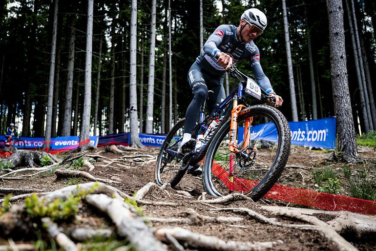 Mathieu van der Poel beleeft dramatische comeback op de mountainbike