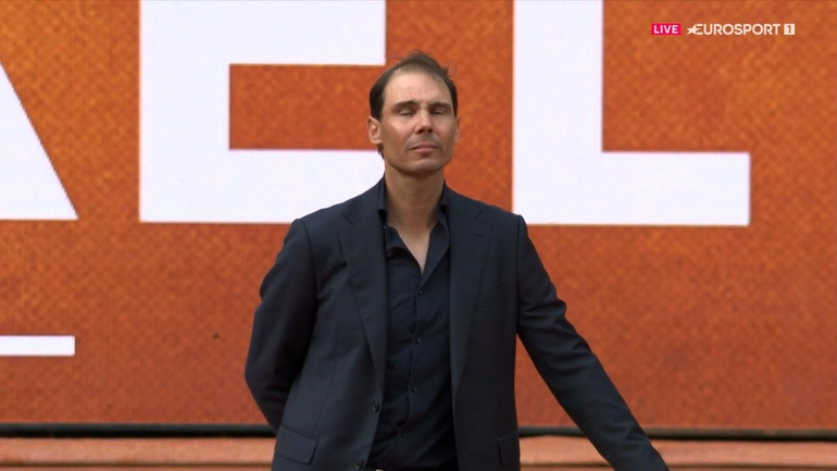 Tennislegende Rafael Nadal meteen in tranen bij afscheid op Roland Garros, richt zich tot zijn vrouw en ouders
