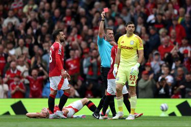 Bizar afscheid: omstreden Argentijnse doelman geeft Aston Villa bittere nasmaak met 'domme' rode kaart