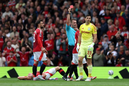 Bizar afscheid: omstreden Argentijnse doelman geeft Aston Villa bittere nasmaak met 'domme' rode kaart