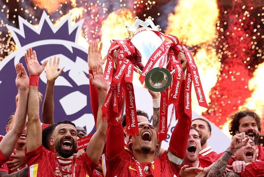 De mooiste beelden van de huldiging van Liverpool: Arne Slot en Virgil van Dijk uitzinnig van vreugde
