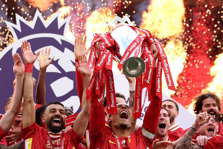 De mooiste beelden van de huldiging van Liverpool: Arne Slot en Virgil van Dijk uitzinnig van vreugde