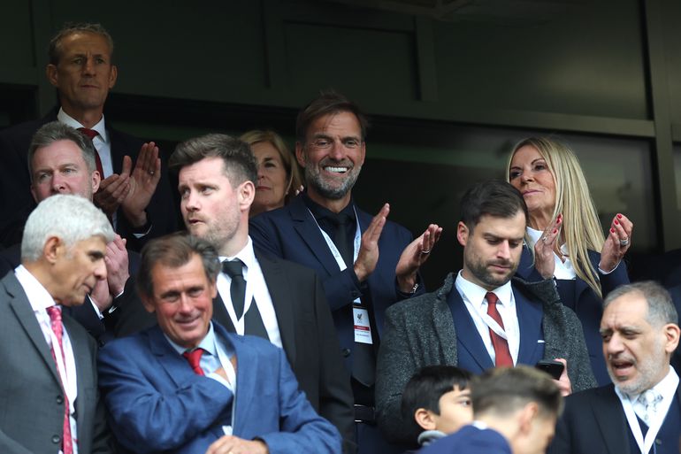 Arne Slot viert titelfeest met Liverpool, voorloper steelt de show op de tribunes