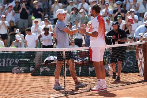 Tennislegende Roger Federer komt met boodschap na zege Jesper de Jong op Roland Garros: 'Voel de liefde'