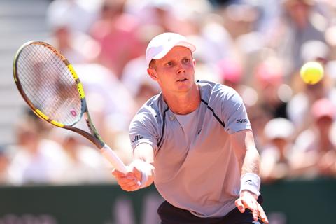 Tennisser Jesper de Jong boekt op Roland Garros memorabele zege tegen legendarische oud-kampioen (41)