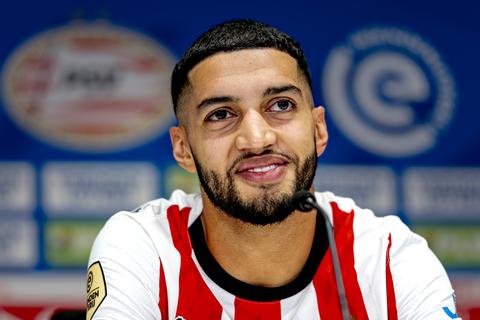 Emotioneel moment bij uitreiking Speler van het Jaar: familie van Ismael Saibari in tranen