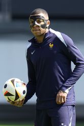 Kylian Mbappé, met masker, keert terug in de basis van Frankrijk op het EK. ©AP