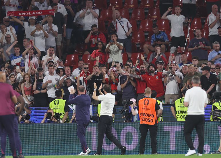 'Moeten oppassen': bondscoach Engeland uitgejouwd en bekogeld met bierbekers door eigen fans