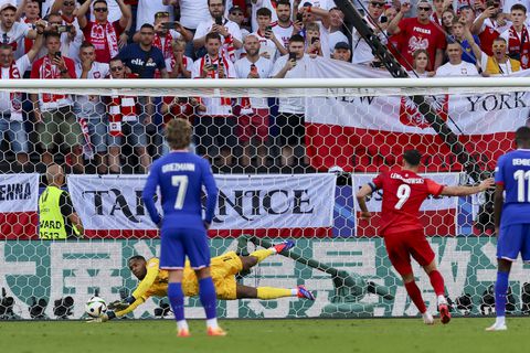 Frankrijk profiteert niet van falend Oranje en loopt dankzij bizarre penalty groepswinst mis