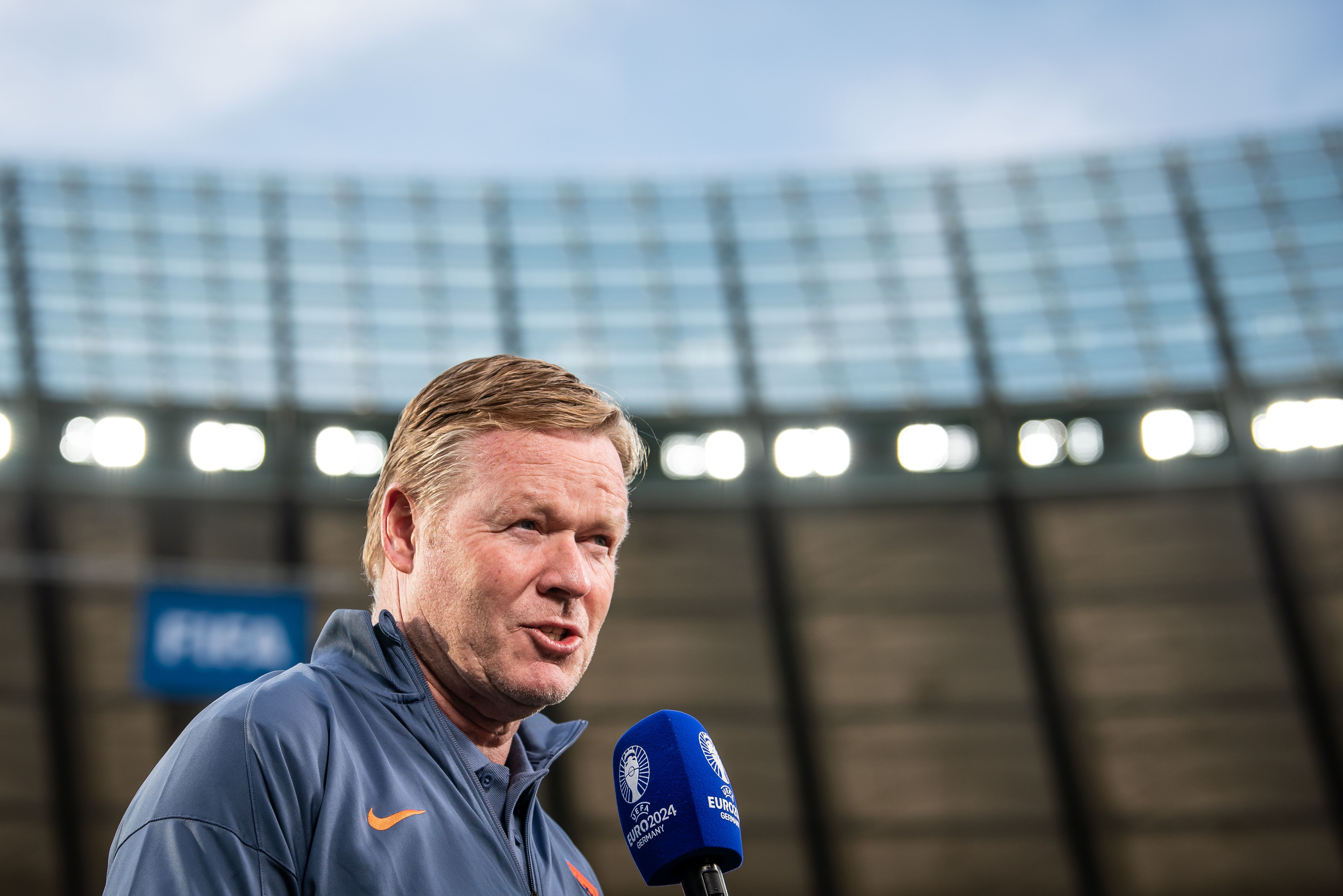 Ronald Koeman legt opvallende keuze voor nieuwe rechterkant uit: 'Met hem kan je ook op het middenveld spelen'