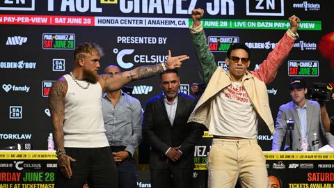 TV-gids: op deze manier kijk je vannacht live naar Jake Paul vs. Julio César Chávez Jr.