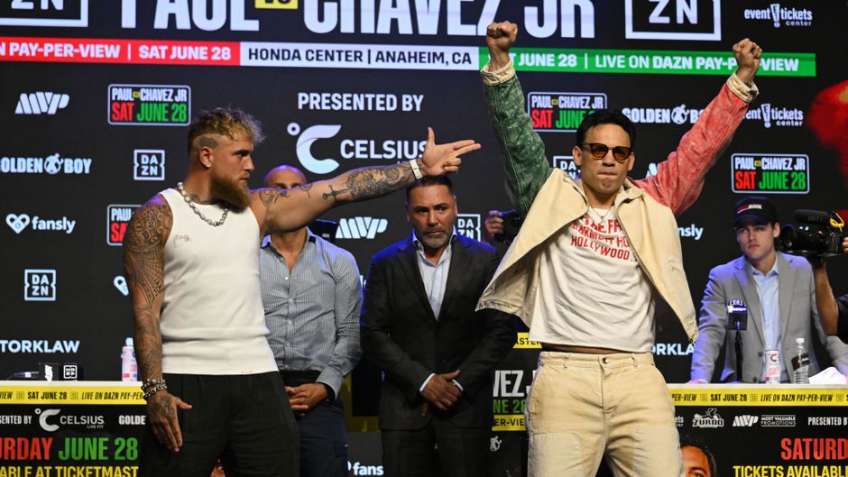 TV-gids: op deze manier kijk je vannacht live naar Jake Paul vs. Julio César Chávez Jr.