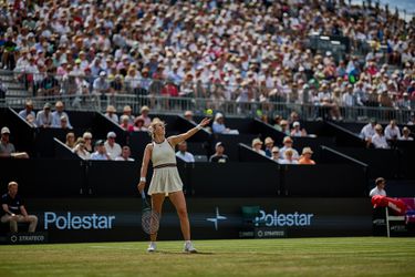 Gevallen toptennisster stoort zich enorm aan rivale en schreeuwt woedend naar umpire