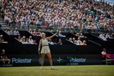 Gevallen toptennisster stoort zich enorm aan rivale en schreeuwt woedend naar umpire