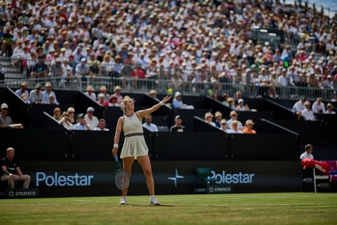 Gevallen toptennisster stoort zich enorm aan rivale en schreeuwt woedend naar umpire