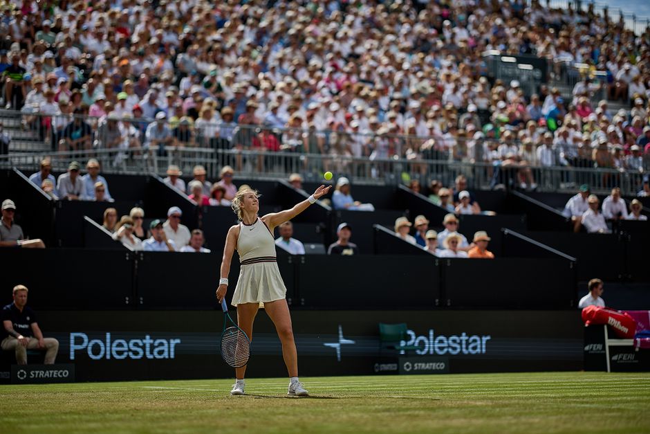 Gevallen toptennisster stoort zich enorm aan rivale en schreeuwt woedend naar umpire