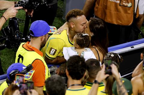Romantische kus van Neymar op WK voetbal raakt gevoelige snaar: 'Hier krijg ik kippenvel van'
