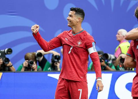 Cristiano Ronaldo geniet van liefdevol moment met partner Georgina Rodriguez op WK voetbal