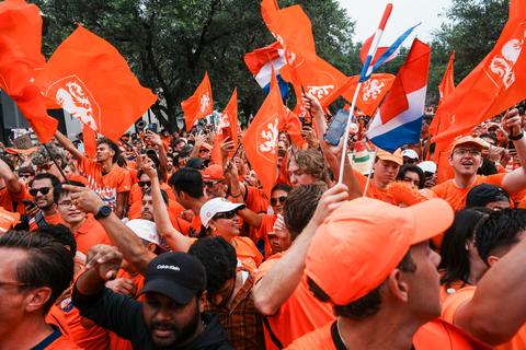 Opvallende gast duikt op tijdens fanwalk van Oranje-fans: 'Ik vind het zo fantastisch'