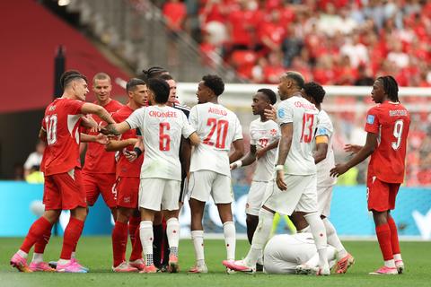 Irritatie over 'kolderiek moment' op WK voetbal: 'Je kunt elkaar gewoon een kaart aannaaien'